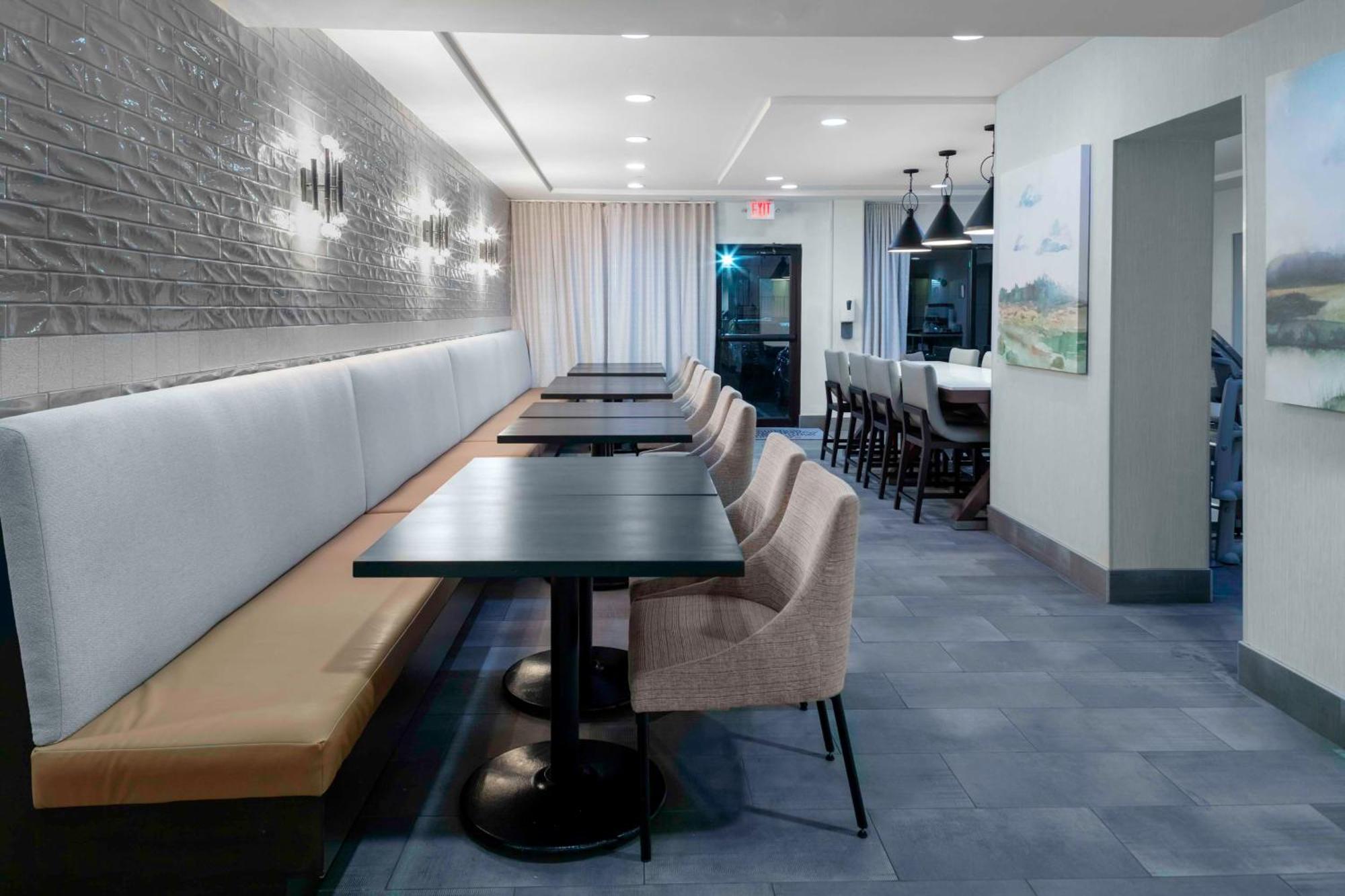 Hampton Inn Коньєрс Екстер'єр фото